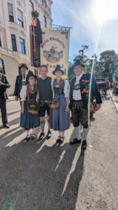 Read more about the article Ruhpoldinger Marketenderinnen beim Oktoberfestzug in München 2023